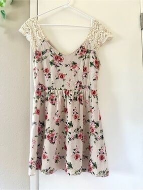 Forever 21- SunDress -Medium- Cream & Pink Floral With Crochet Lace Cap Sleeves